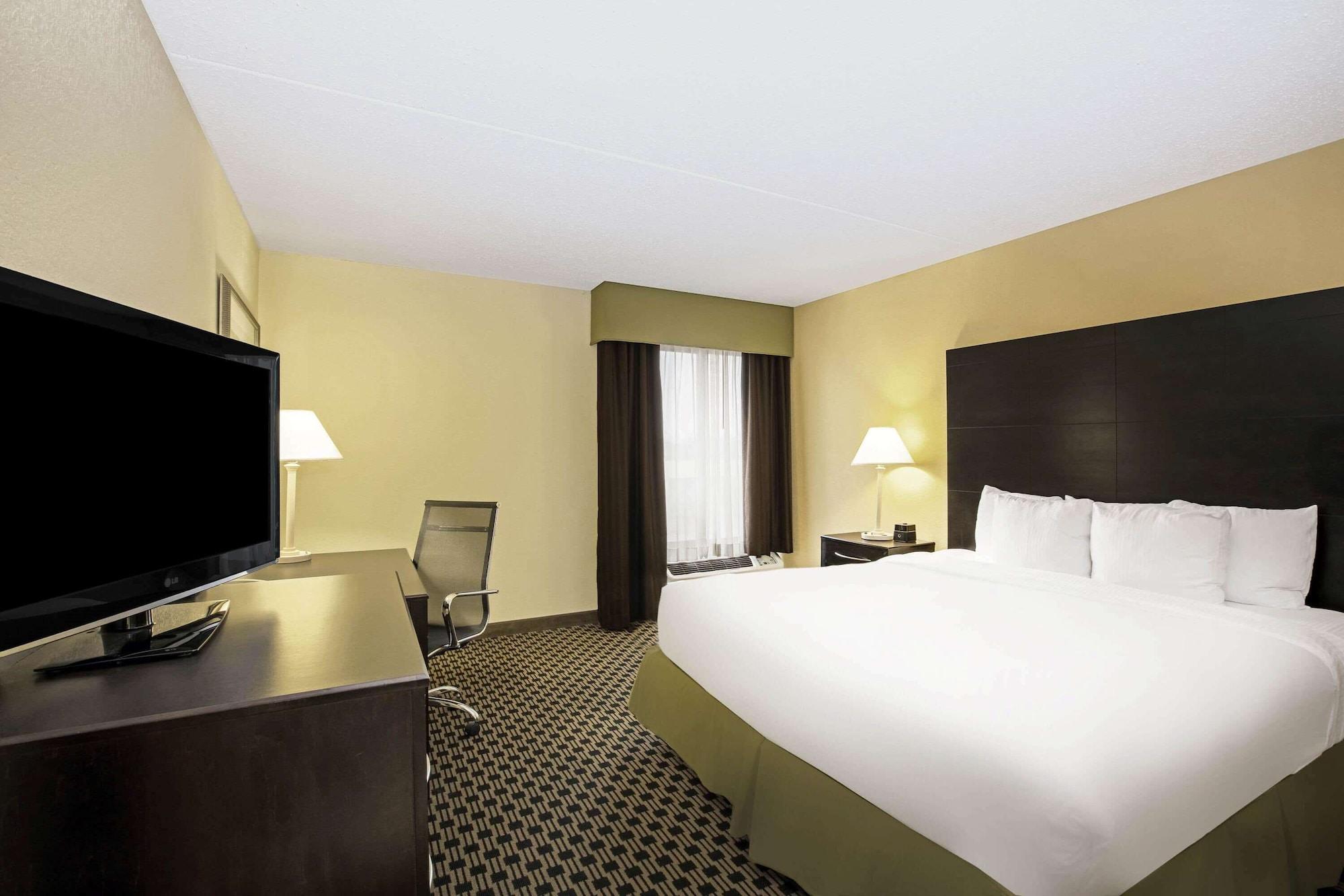 La Quinta By Wyndham Salina Hotel Екстериор снимка