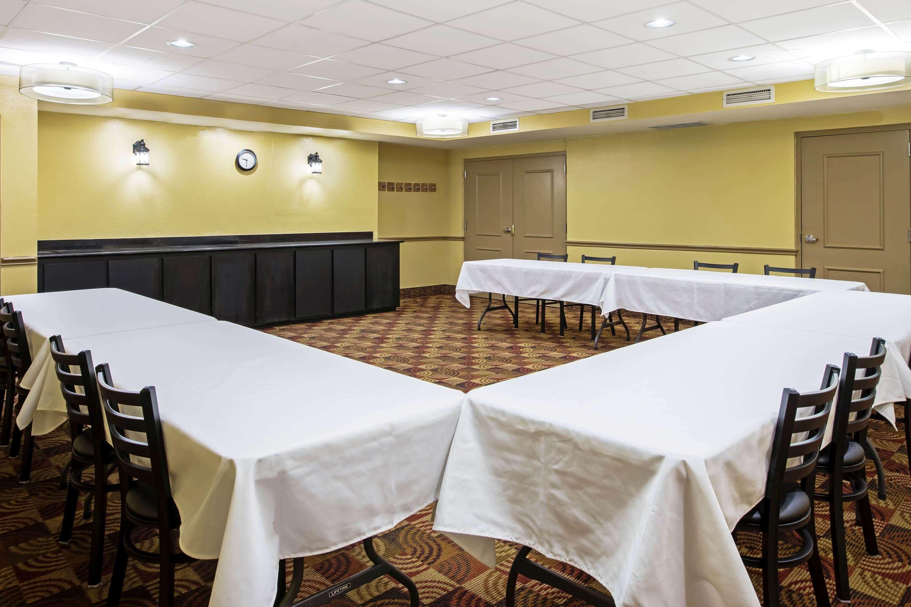 La Quinta By Wyndham Salina Hotel Екстериор снимка