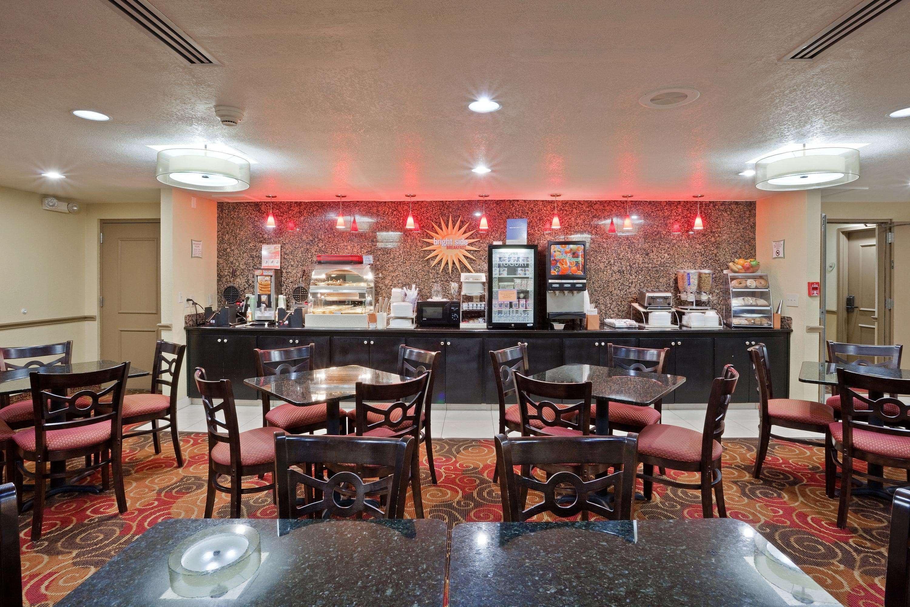 La Quinta By Wyndham Salina Hotel Екстериор снимка