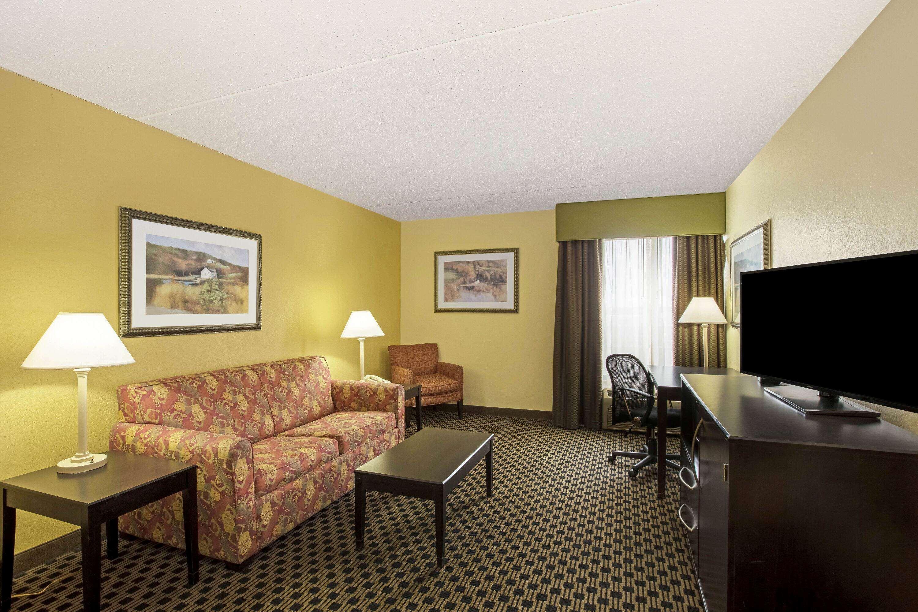 La Quinta By Wyndham Salina Hotel Екстериор снимка