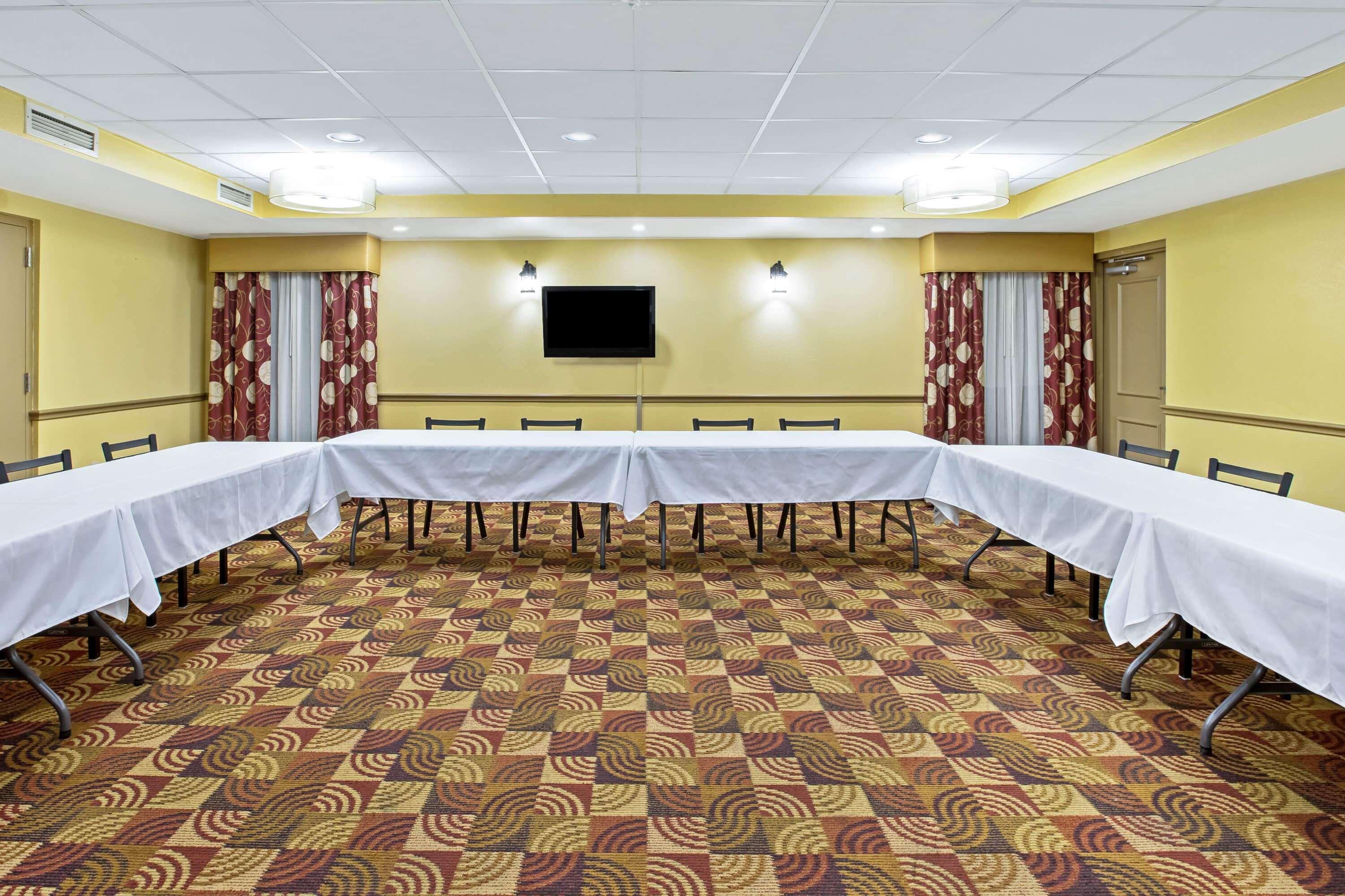 La Quinta By Wyndham Salina Hotel Екстериор снимка