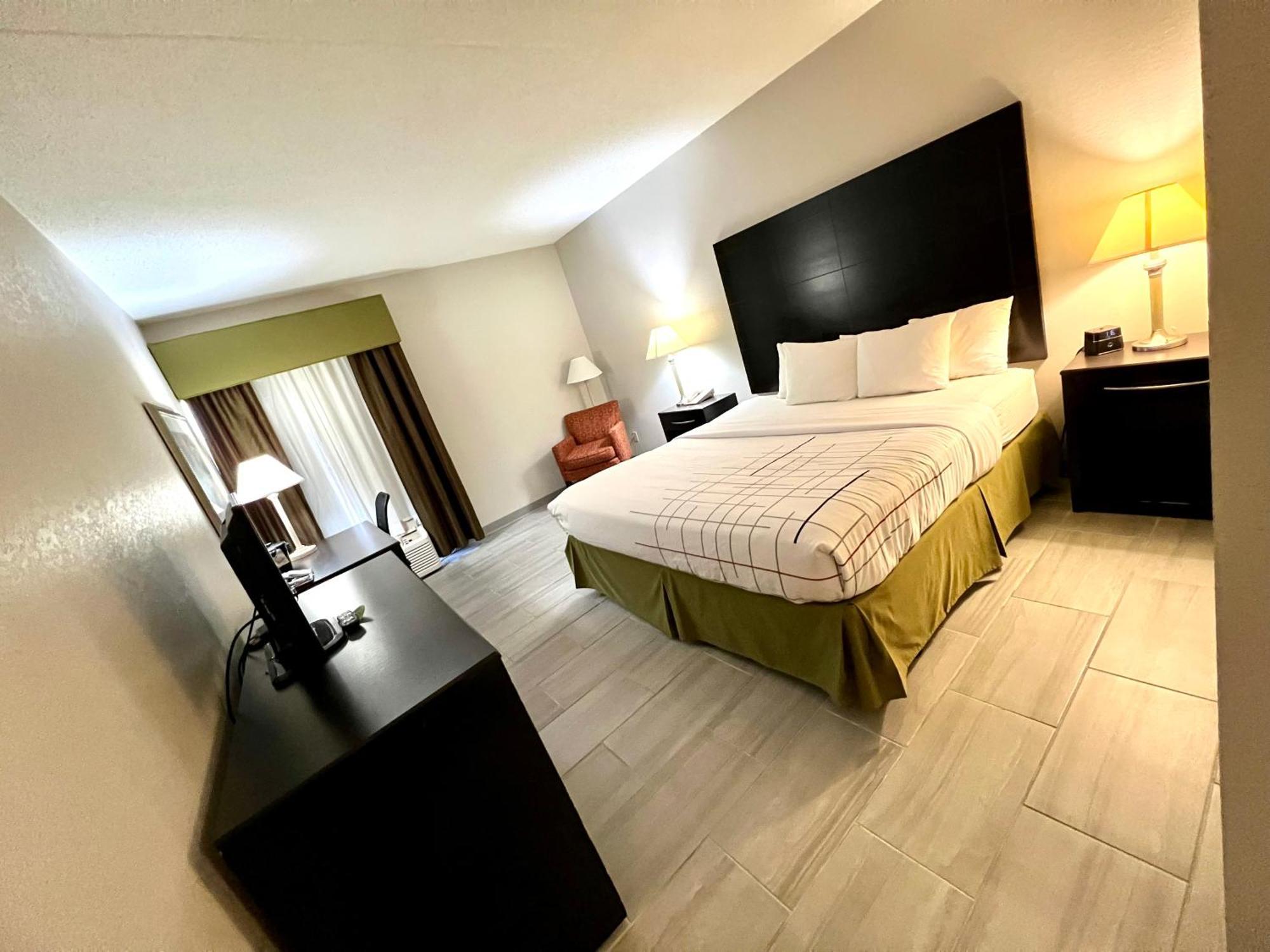 La Quinta By Wyndham Salina Hotel Екстериор снимка